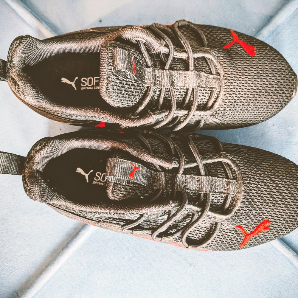 Puma Men's Black and Red Sneakers